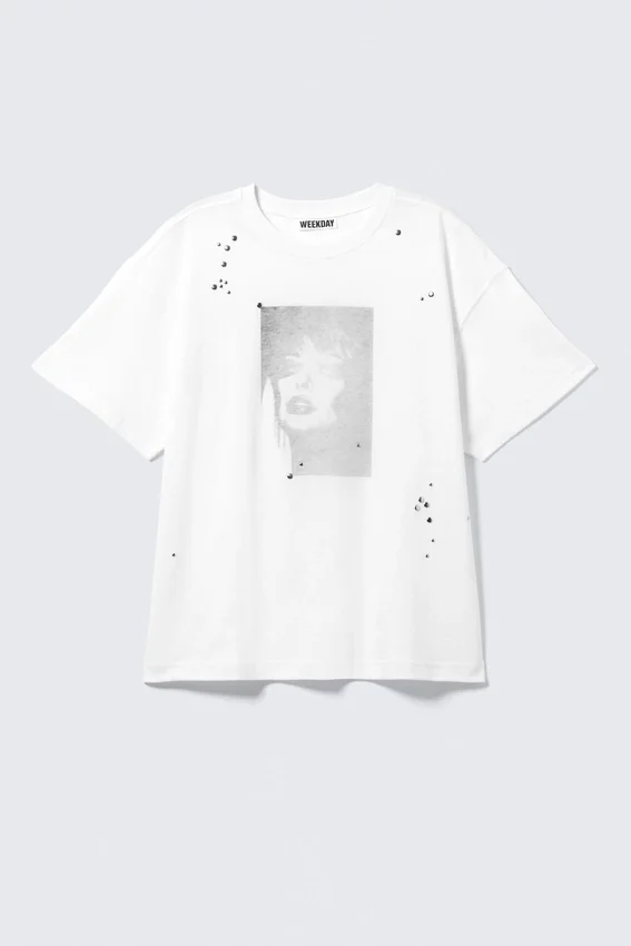 Camiseta cuadrada con estampados y tachuelas – Blanca – Estampado de cara gótica Camiseta cuadrada con estampados y tachuelas – Blanca – Estampado de cara gótica
