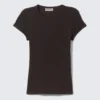 Camiseta de algodón acanalado de corte ajustado – Marrón oscuro Camiseta de algodón acanalado de corte ajustado – Marrón oscuro