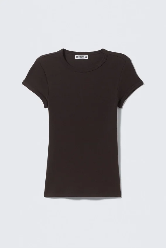 Camiseta de algodón acanalado de corte ajustado – Marrón oscuro Camiseta de algodón acanalado de corte ajustado – Marrón oscuro