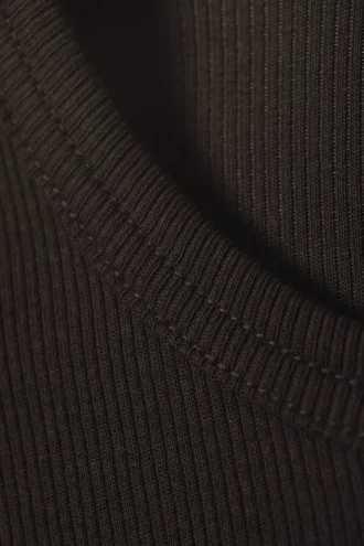 Camiseta de algodón acanalado de corte ajustado – Marrón oscuro