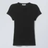 Camiseta de algodón acanalado de corte ajustado – Negro Camiseta de algodón acanalado de corte ajustado – Negro