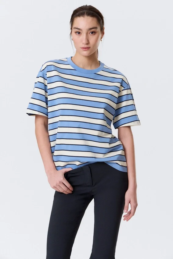 Camiseta de algodón de corte recto – Rayas azules y blancas Camiseta de algodón de corte recto – Rayas azules y blancas