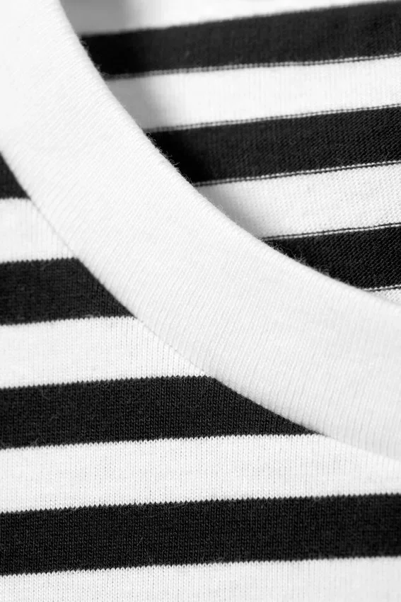 Camiseta de algodón de corte recto – Rayas blancas y negras Camiseta de algodón de corte recto – Rayas blancas y negras