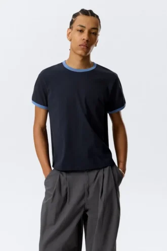 Camiseta de algodón de manga corta con ribetes en contraste – Azul oscuro – Ribete azul claro