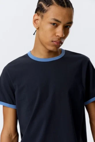 Camiseta de algodón de manga corta con ribetes en contraste – Azul oscuro – Ribete azul claro