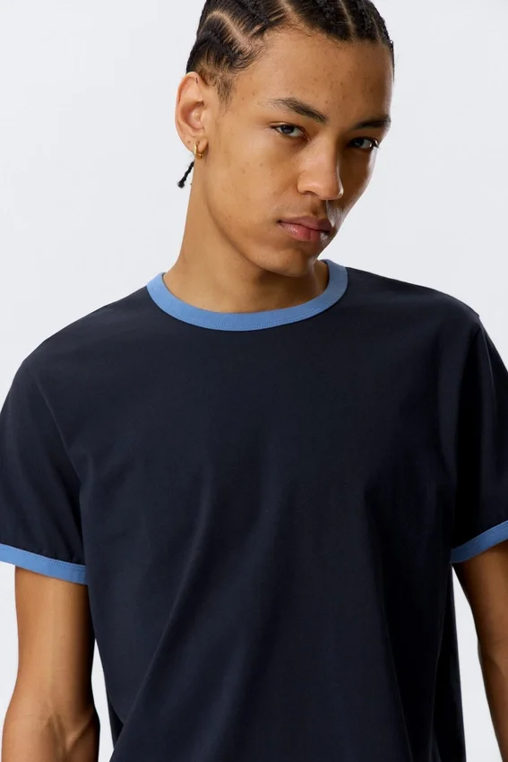 Camiseta de algodón de manga corta con ribetes en contraste – Azul oscuro – Ribete azul claro Camiseta de algodón de manga corta con ribetes en contraste – Azul oscuro – Ribete azul claro