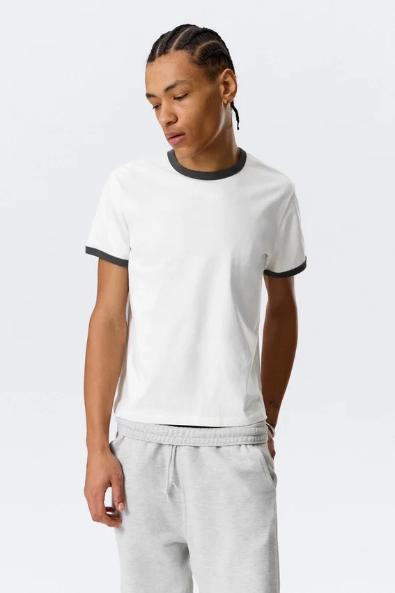 Camiseta de algodón de manga corta con ribetes en contraste – Blanca – Ribete negro Camiseta de algodón de manga corta con ribetes en contraste – Blanca – Ribete negro