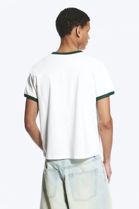 Camiseta de algodón de manga corta con ribetes en contraste – Blanca – Ribete verde Camiseta de algodón de manga corta con ribetes en contraste – Blanca – Ribete verde
