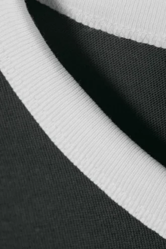 Camiseta de algodón de manga corta con ribetes en contraste – Gris oscuro y blanco