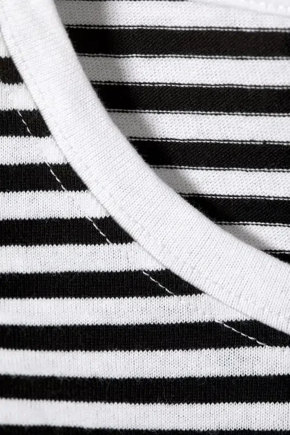 Camiseta de algodón de manga corta y corte entallado – Rayas blancas y negras Camiseta de algodón de manga corta y corte entallado – Rayas blancas y negras