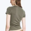 Camiseta de algodón de manga corta y corte entallado – Verde caqui apagado Camiseta de algodón de manga corta y corte entallado – Verde caqui apagado
