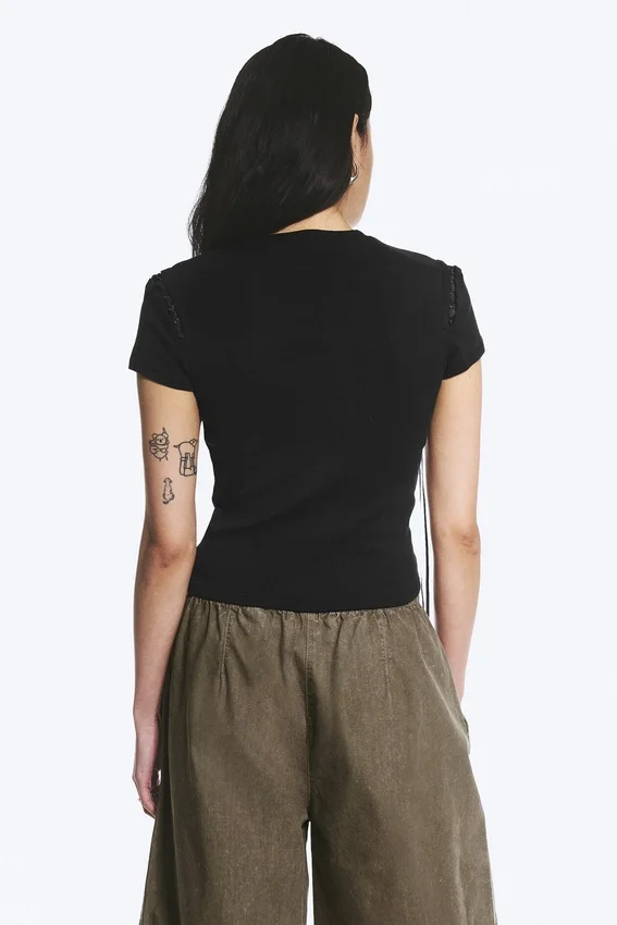 Camiseta de canalé con lazo cruzado – Negro Camiseta de canalé con lazo cruzado – Negro