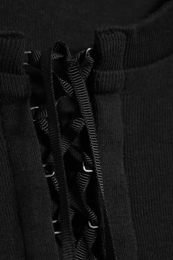Camiseta de canalé con lazo cruzado – Negro Camiseta de canalé con lazo cruzado – Negro