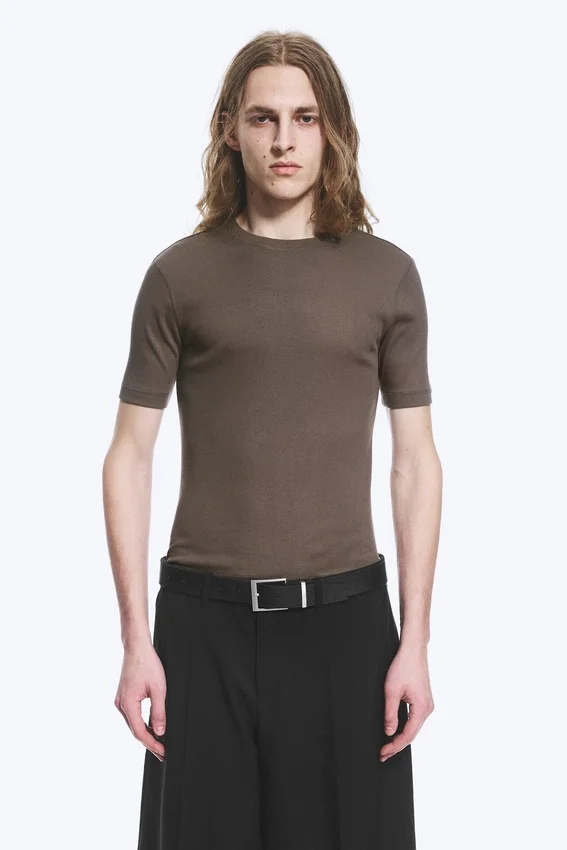 Camiseta de canalé de corte recto y entallado – Dark Mole Camiseta de canalé de corte recto y entallado – Dark Mole