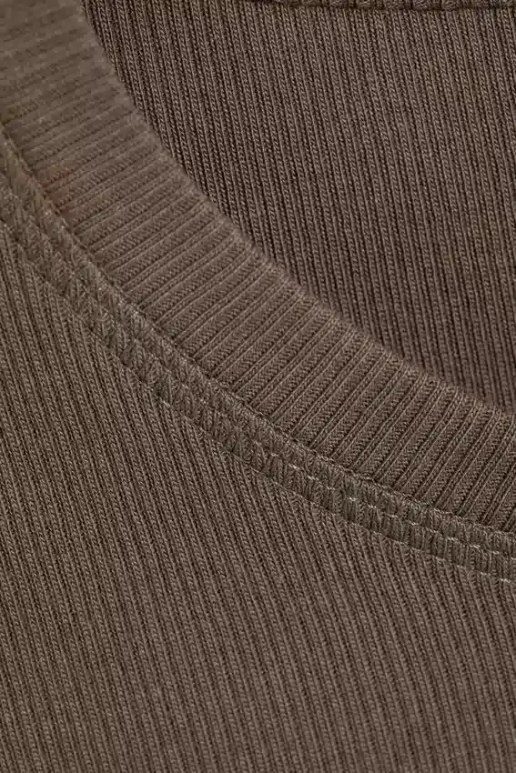 Camiseta de canalé de corte recto y entallado – Dark Mole Camiseta de canalé de corte recto y entallado – Dark Mole