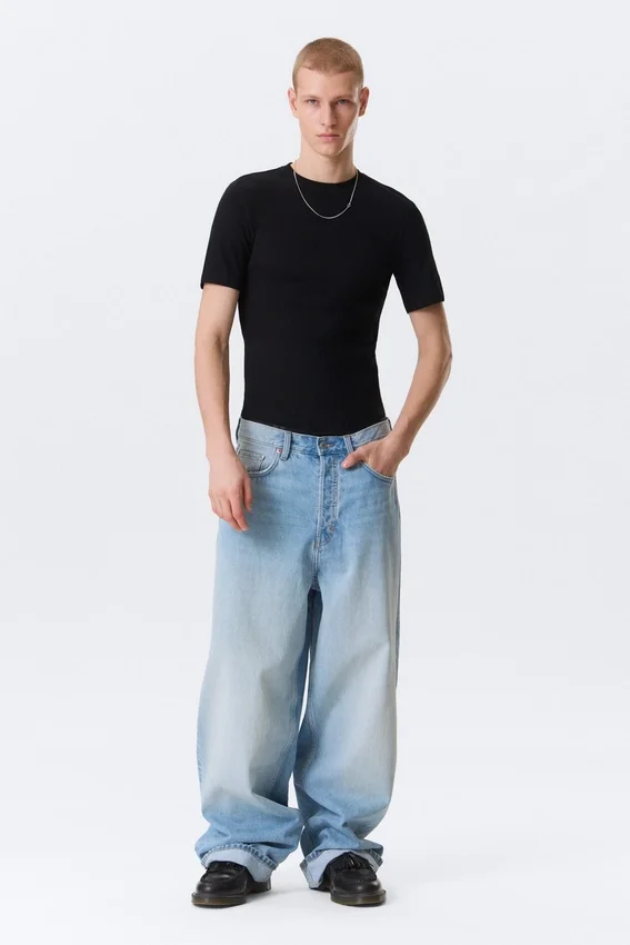 Camiseta de canalé de corte recto y entallado – Negro Camiseta de canalé de corte recto y entallado – Negro