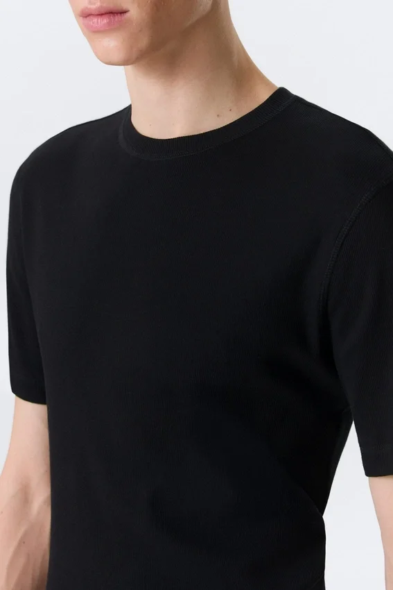 Camiseta de canalé de corte recto y entallado – Negro Camiseta de canalé de corte recto y entallado – Negro