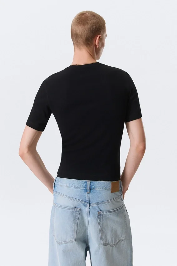 Camiseta de canalé de corte recto y entallado – Negro Camiseta de canalé de corte recto y entallado – Negro