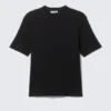 Camiseta de canalé de corte recto y entallado – Negro Camiseta de canalé de corte recto y entallado – Negro