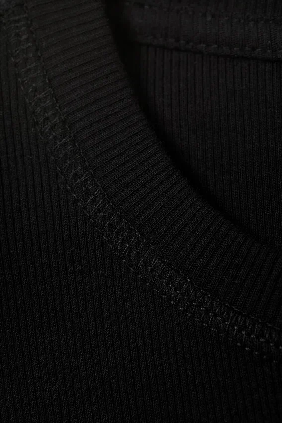 Camiseta de canalé de corte recto y entallado – Negro Camiseta de canalé de corte recto y entallado – Negro