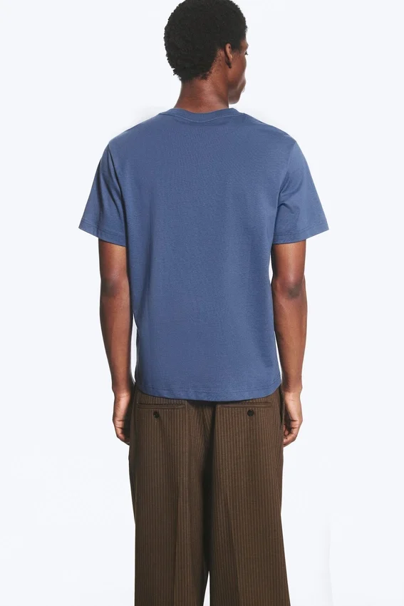 Camiseta de corte clásico – Azul empolvado Camiseta de corte clásico – Azul empolvado