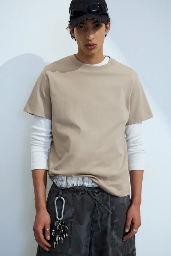 Camiseta de corte clásico – Beige claro Camiseta de corte clásico – Beige claro