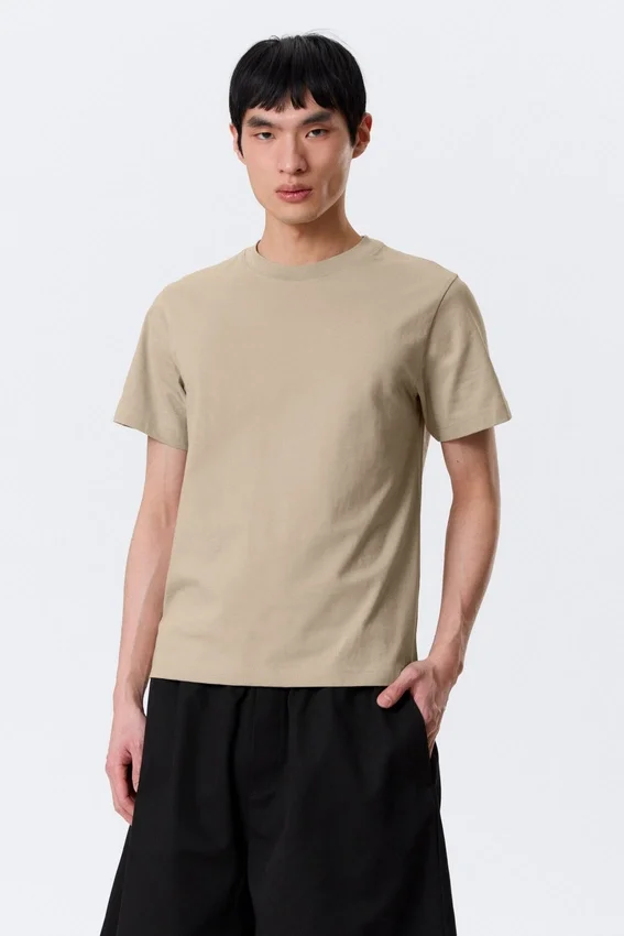 Camiseta de corte clásico – Beige claro Camiseta de corte clásico – Beige claro