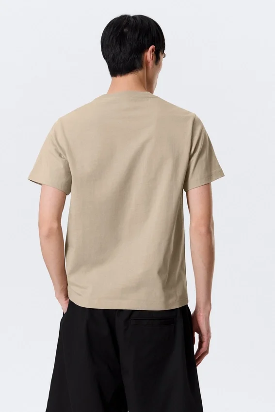 Camiseta de corte clásico – Beige claro Camiseta de corte clásico – Beige claro
