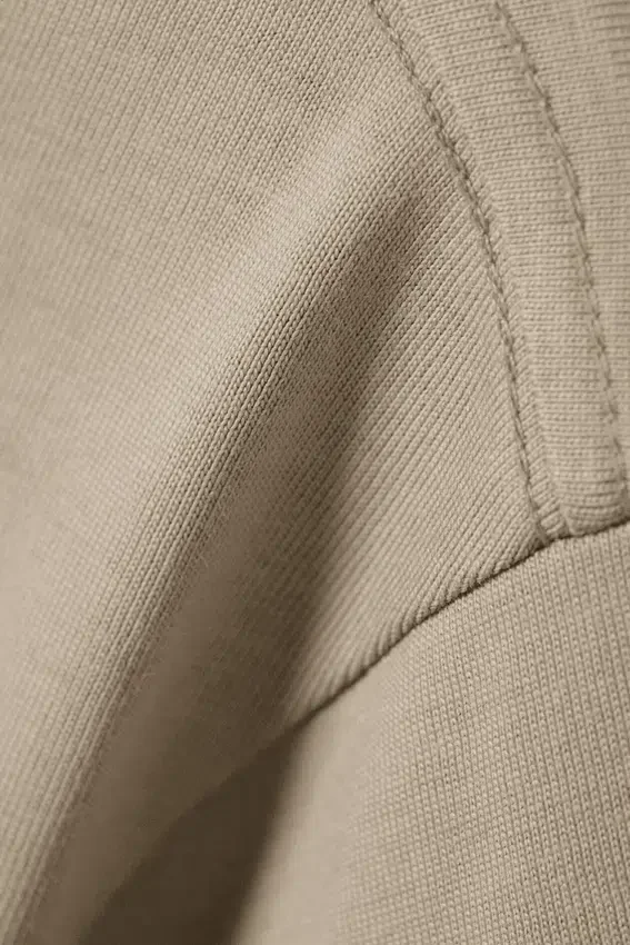 Camiseta de corte clásico – Beige claro Camiseta de corte clásico – Beige claro