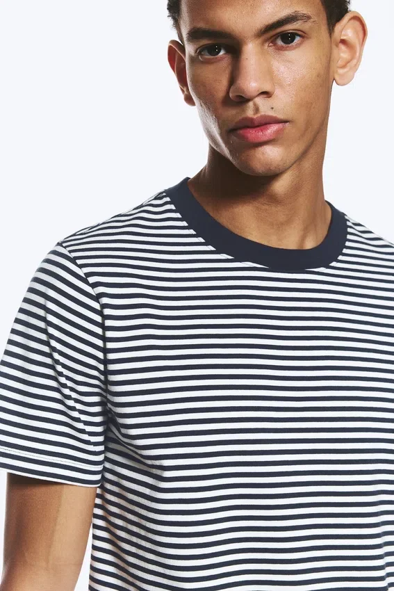 Camiseta de corte clásico – Blanca – Rayas azul marino Camiseta de corte clásico – Blanca – Rayas azul marino