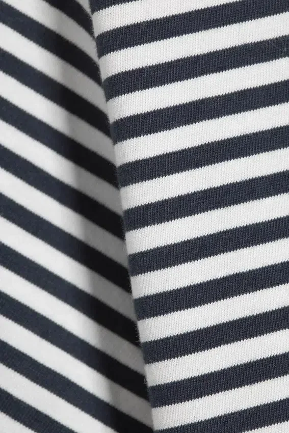 Camiseta de corte clásico – Blanca – Rayas azul marino Camiseta de corte clásico – Blanca – Rayas azul marino