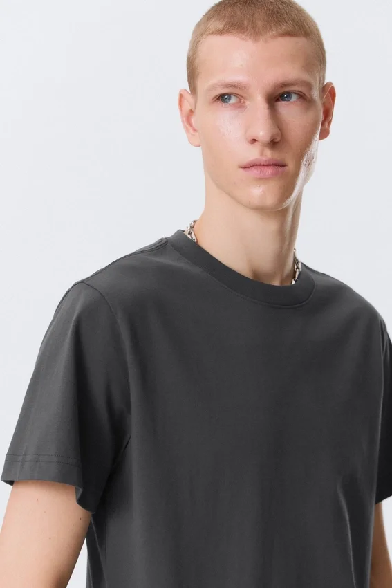 Camiseta de corte clásico – Gris oscuro Camiseta de corte clásico – Gris oscuro