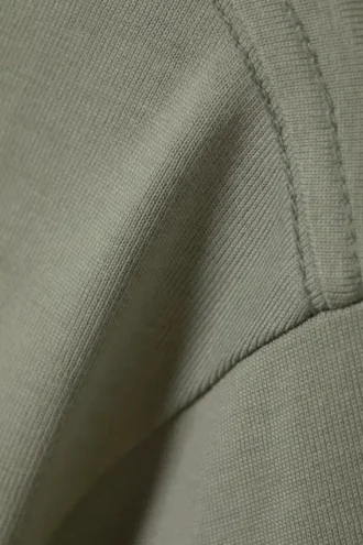 Camiseta de corte clásico – Verde caqui claro