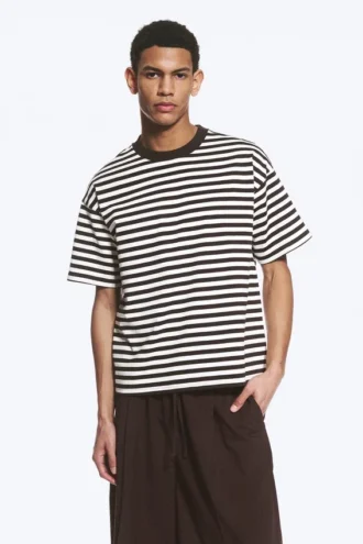 Camiseta de corte holgado – Rayas blancas y marrón oscuro