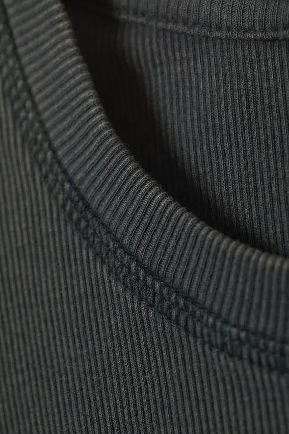 Camiseta de corte recto y entallado con canalé – Gris oscuro lavado Camiseta de corte recto y entallado con canalé – Gris oscuro lavado