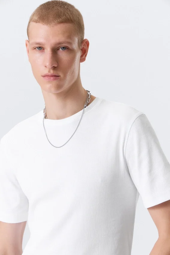 Camiseta de corte recto y entallado con cuello acanalado – Blanca Camiseta de corte recto y entallado con cuello acanalado – Blanca