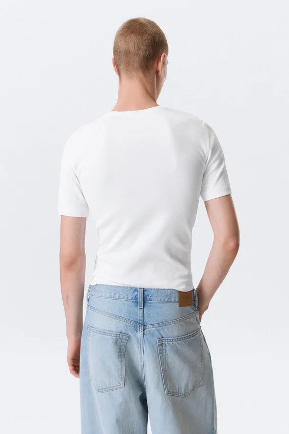 Camiseta de corte recto y entallado con cuello acanalado – Blanca Camiseta de corte recto y entallado con cuello acanalado – Blanca