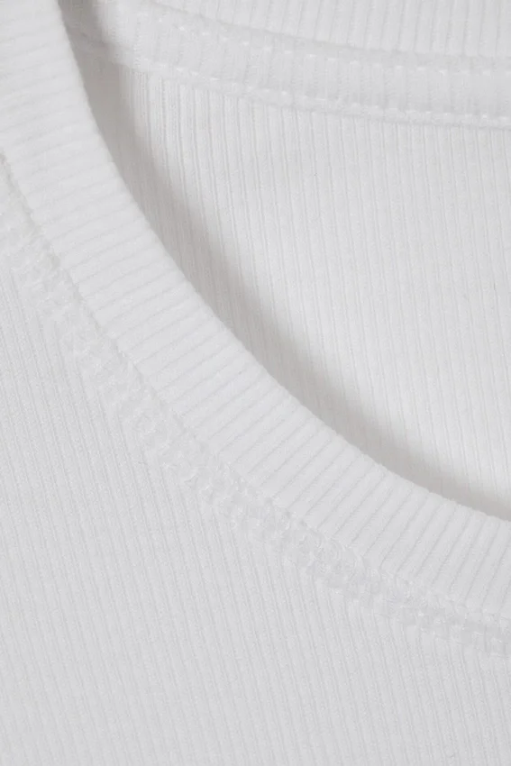 Camiseta de corte recto y entallado con cuello acanalado – Blanca Camiseta de corte recto y entallado con cuello acanalado – Blanca