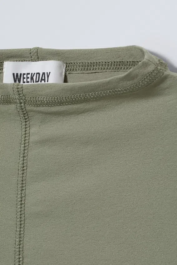 Camiseta de cuello alto Jen – Verde caqui Camiseta de cuello alto Jen – Verde caqui