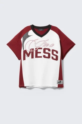 Camiseta de fútbol unisex de manga corta Cm X Lb – Rojo oscuro y blanco – I’m a Mess | Cheap Monday GB
