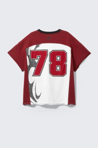 Camiseta de fútbol unisex de manga corta Cm X Lb – Rojo oscuro y blanco – I’m a Mess | Cheap Monday GB
