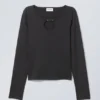 Camiseta de manga larga con aberturas y detalles metálicos de Enya – Negro Camiseta de manga larga con aberturas y detalles metálicos de Enya – Negro