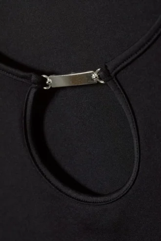 Camiseta de manga larga con aberturas y detalles metálicos de Enya – Negro