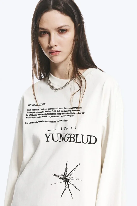 Camiseta de manga larga con estampado Yungblud de corte holgado – Blanco roto Camiseta de manga larga con estampado Yungblud de corte holgado – Blanco roto