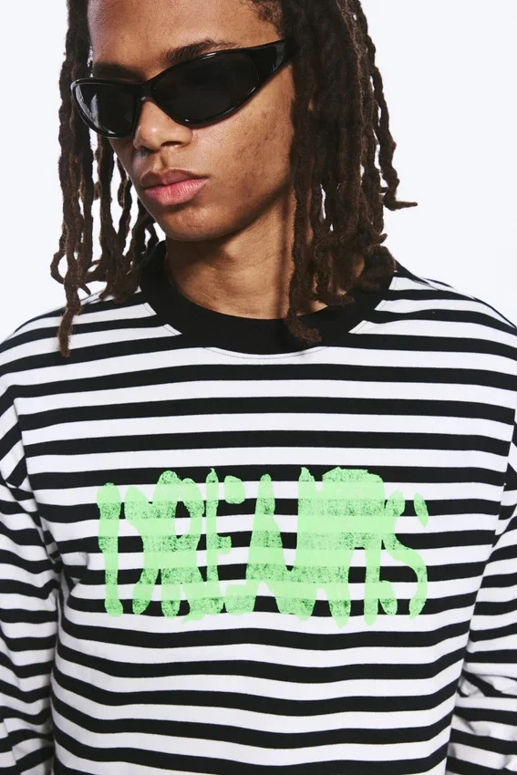 Camiseta de manga larga con estampados gráficos y corte holgado – Rayas blancas y negras – Dreams Camiseta de manga larga con estampados gráficos y corte holgado – Rayas blancas y negras – Dreams