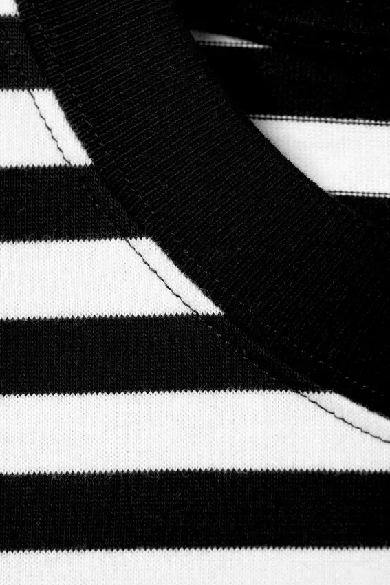 Camiseta de manga larga con estampados gráficos y corte holgado – Rayas blancas y negras – Dreams Camiseta de manga larga con estampados gráficos y corte holgado – Rayas blancas y negras – Dreams