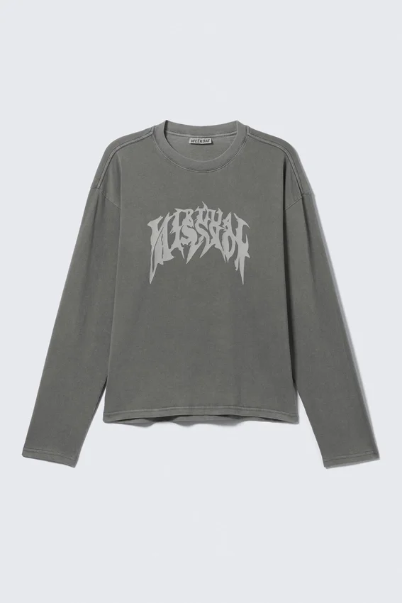 Camiseta de manga larga con estampados gráficos y corte recto – Gris lavado – Virtual Mission Camiseta de manga larga con estampados gráficos y corte recto – Gris lavado – Virtual Mission
