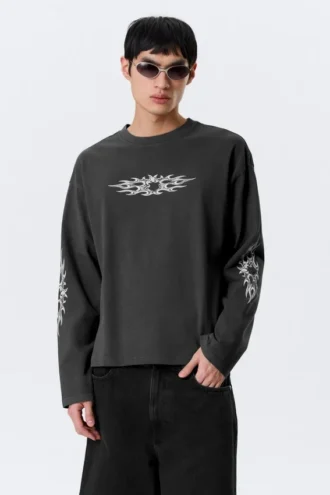 Camiseta de manga larga con estampados gráficos y corte recto – Gris oscuro – Air Flame Camiseta de manga larga con estampados gráficos y corte recto – Gris oscuro – Air Flame
