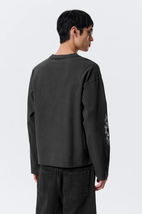 Camiseta de manga larga con estampados gráficos y corte recto – Gris oscuro – Air Flame Camiseta de manga larga con estampados gráficos y corte recto – Gris oscuro – Air Flame