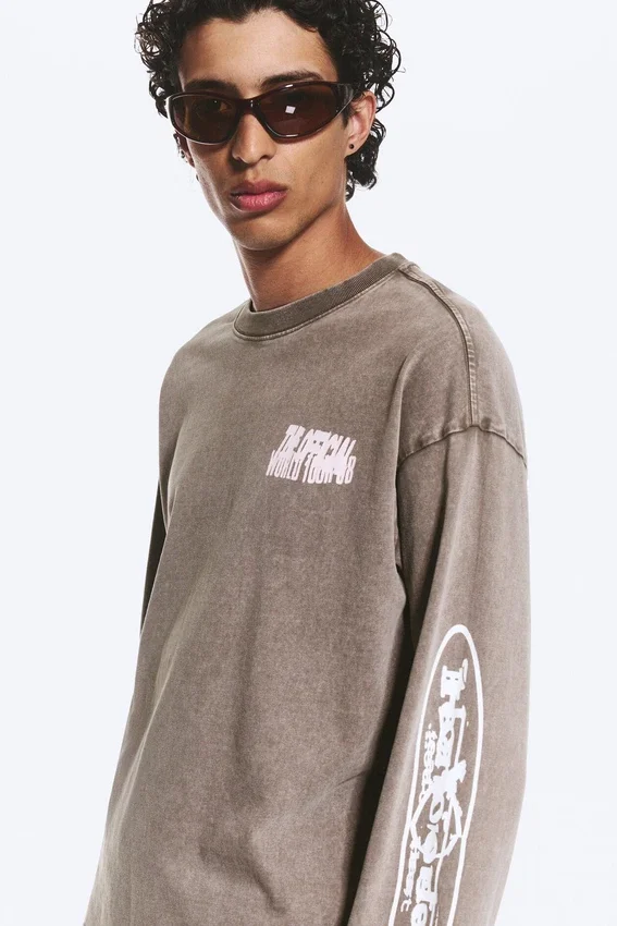 Camiseta de manga larga con estampados y corte holgado – Dark Mole – Mezcla de logotipos Camiseta de manga larga con estampados y corte holgado – Dark Mole – Mezcla de logotipos